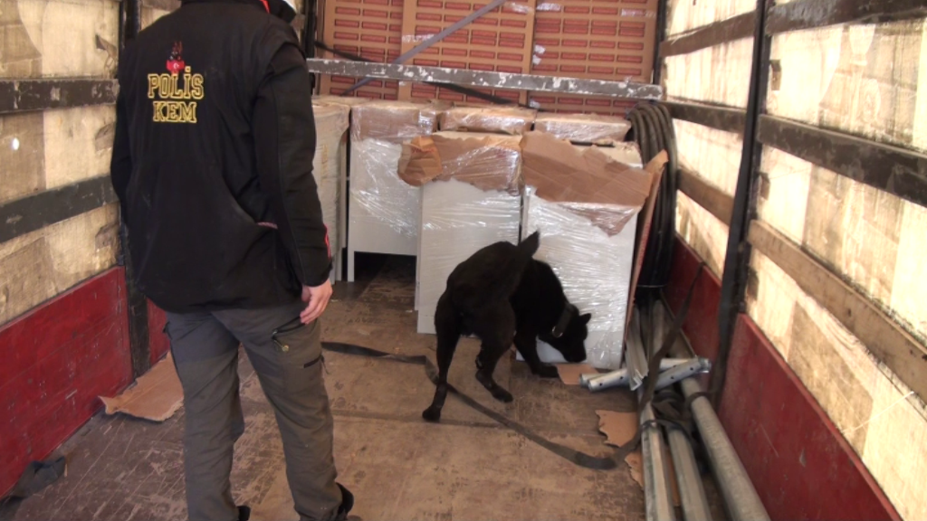 Diyarbakır'da terör örgütünün finans kaynağına operasyon: 1,1 ton esrar ele geçirildi